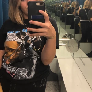 Tupac T-shirt  - Snygg och populär tupac t-shirt (har croppat den*)  knappt använd men i bra skick!!