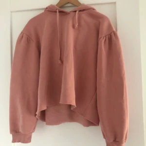 Rosa hoodie - Fin rosa hoodie, med puffiga axlar och avklippt ner till. Använd endast en gång, men säljer pågrund av att jag köpt fel storlek💕 