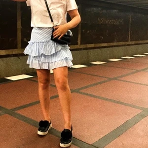 Volangkjol - Vit och blå volgankjol från H&M köpt i Berlin (andra bilden är lånad). Sparsamt använd och i storlek 38! Frakten ligger på 49kr och betalas av köparen ✨ 