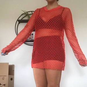 Nätklänning från Monki - Härligt röd nätklänning från monki! Färgen syns bäst på bild 3. Storlek M, men passar säkert större och mindre beroende på hur en vill att den ska sitta. ”REA” på alla annonser! 2 varor 10%, 3 varor 15%, 4 eller fler varor 20%!  45kr frakt oavsett antal varor, om varan är lätt sänks frakten. Jag ansvarar inte för postens slarv.