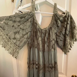 Klänning - Mörkgrön klänning, oanvänd. Frakt tillkommer, 63kr, spårbar. Jag har köp 3 betala för 2 på allt jag säljer🌻