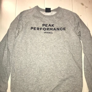 Peak Performance Sweatshirt - Storlek 170, pris kan diskuteras, kontakta mig på 0764176166 om du är intresserad