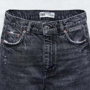 Långa svarta jeans  - Säljer mina ny inköpta jeans som är helt oandvända, bara provade. Jeansen är i storlek 36 o är förstöra för mig både i midjan o på längden, men d e raw cut på jeansen så man kan lätt klippa av de ut efter den längden man vill ha. Hör av dig vid intresse 🤍