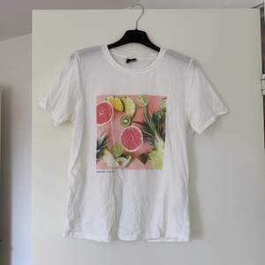 Säljer min t-shirt från Gina tricot då den inte kommer till användning, storlek m men passar även xs-s! 🌸✨