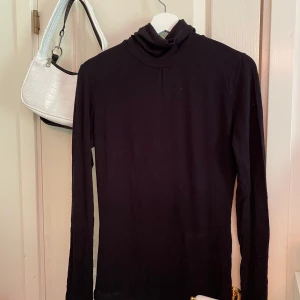 Polotröja - Svart polotröja, skitsnygg instoppad i ett par jeans🤩 storlek S men ganska stor. Frakt tillkommer, 63kr, spårbar. Jag har köp 3 betala för 2 på allt jag säljer🌻