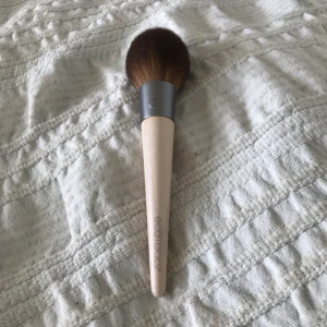  - En aldrig använd puderborste från ecotools säljes, inköpt för bara några veckor sen men insåg att jag inte kommer att använda den, slängde tyvärr förpackningen. Fin kvalité och helt naturlig. Köparen betalar frakt, eller upphämtning i Linköping 