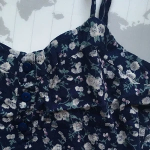  - Ett sött linne med volang, perfekt till sommaren!  Använd en del - men fortfarande i bra skick!  Köparen står för frakt🌹