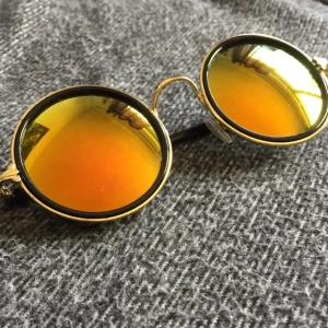  - ASFETA solglasögon som aldrig kommit till användning då jag redan äger två par likadana. Inga repor el liknande då dom alltid legat i fodralet.  Pris inkl standardfrakt, vill man ha vadderad påse så tillkommer frakt.