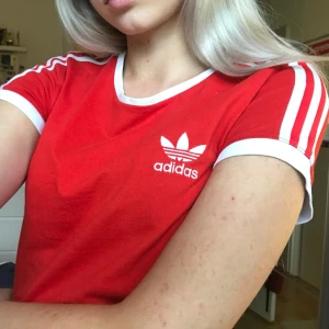  - Adidas t-shirt köpt på urban outfitters för drygt ett år sedan, nästan ej använd så den är i fint skick! Köpte den för 300kr som ny:) frakt 39kr, kan gärna mötas upp i Gävle.