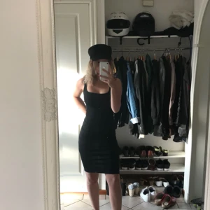  - Suuuuperfin klänning från Zara som passar både bra till strandhäng och till fest!  Aldrig använd (se lapp på bild 2) tyvärr då jag inte haft tillfälle!