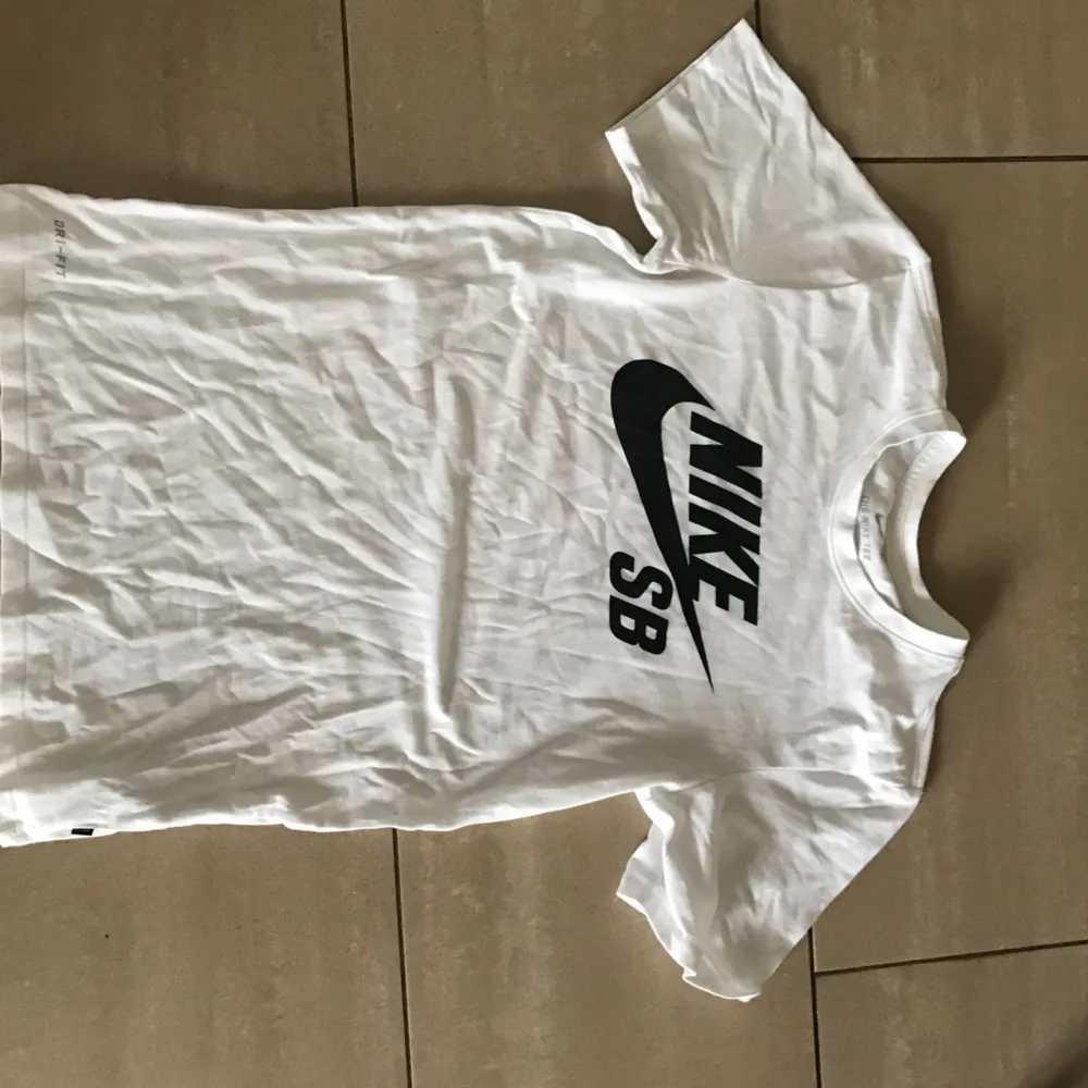 Nike T-shirt, passar även som medium. . T-shirts.