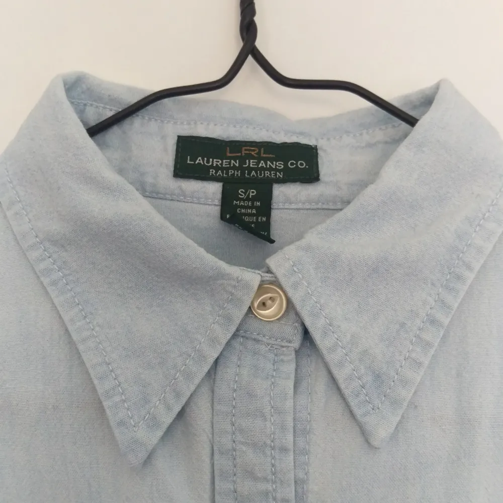 Jeansskjorta från Ralph Lauren, köpt secondhand. Fint skick. Frakt 20:-. Skjortor.