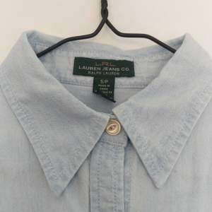 Jeansskjorta från Ralph Lauren, köpt secondhand. Fint skick. Frakt 20:-