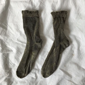  - Guld-glittriga strumpor  Frakt: 10kr Skickar gärna fler bilder  😊