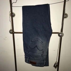  - W27/L32. Oanvänd pga fel storlek. Ev frakt 45 kr