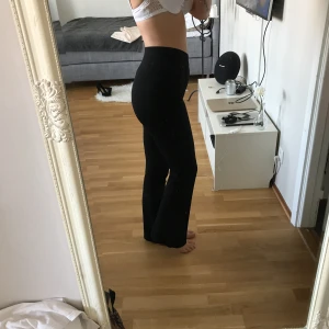  - Utåtsvängda byxor med hög midja. Snygg passform. Frakt ingår i priset 