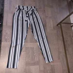  - Randiga kostymbyxor med knyt, stretchigt tyg så väldigt sköna och bekväma. Passar S/M.  Tyvärr inte kommit till användning mer än 2-3 gånger så de är i bra skick. Kan mötas i Sthlm eller skicka, köparen betalar frakt.