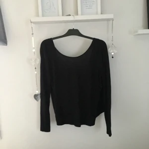  - Svart tröja som är öppen och korsad i ryggen. Väldigt svårt att göra den rättvis på bild. Använd 1-2 gånger och säljer pga att den inte används. 🌸Kan mötas upp i Växjö, kontakta mig gärna vid frågor!! Kram