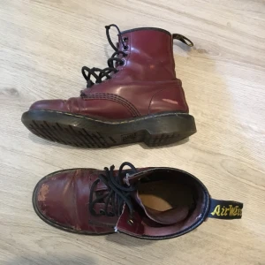  - Blodröda dr martens i skin. Välanvända och något slitna (se bild 2+3). Inköpta 2010 Kan mötas i i stockholm(söder el söderort) köparen står för frakt 