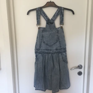  - Hängselkjol från New Yorker. Katt finns i hemmet! 