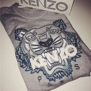  - Äkta kenzo tröja. Dustbag medföljer. Storlek M.  Nyskick, använd 3-5 ggr. Köparen står för fraktkostand