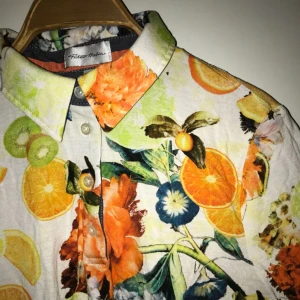  - Frukt piké, såklart du behöver dé!! 🍋🍓🍌 Dåligt rim men denna fruktsallad till skjorta behöver ett härligt hem :-) den är väldigt bekväm och är i typ t-shirt material