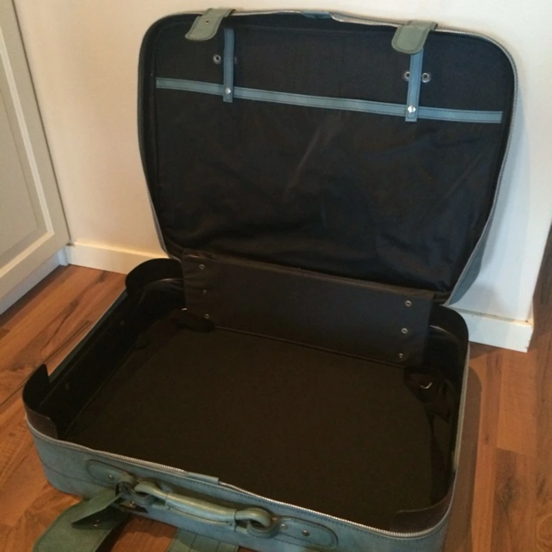 Vintage 1970s RJW Luggage Suitcase From London. Great condition hardly used. 62x67x19cm - 1389528469