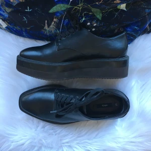  - Snygga platåskor från mango i Strl 37. Knappt använda pga fel strl. Köparen står för frakten! 