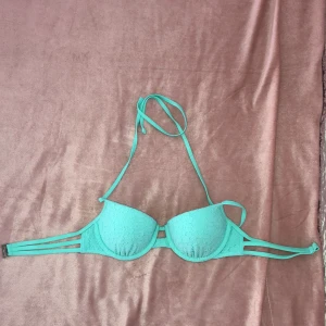  - En push up bikini från hollister. Har inte använt den en ända gång då jag köpte den efter sommaren och sedan blev den för liten till nästa. Säljer den för ett bra pris som att den är oanvänd och är i från hollister.