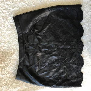  - Läder kjol från bik bok i strl M men passar även L då den är lite stor i storleken. Frakt: 39kr 💖