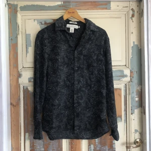  - Skjorta från H&Ms herravdelning stl S som jag som stl 38 använt. Svart bas med grå och vita detaljer. Väldigt gott skick, använd 2 ggr. Swish eller kontant. Kan antingen mötas upp i stockholm eller rosersberg/märsta, eller frakta. Köparen betalar frakt.