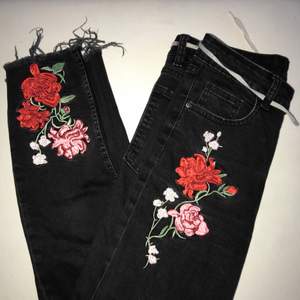Superfin jeans med rose patches i fint skick!