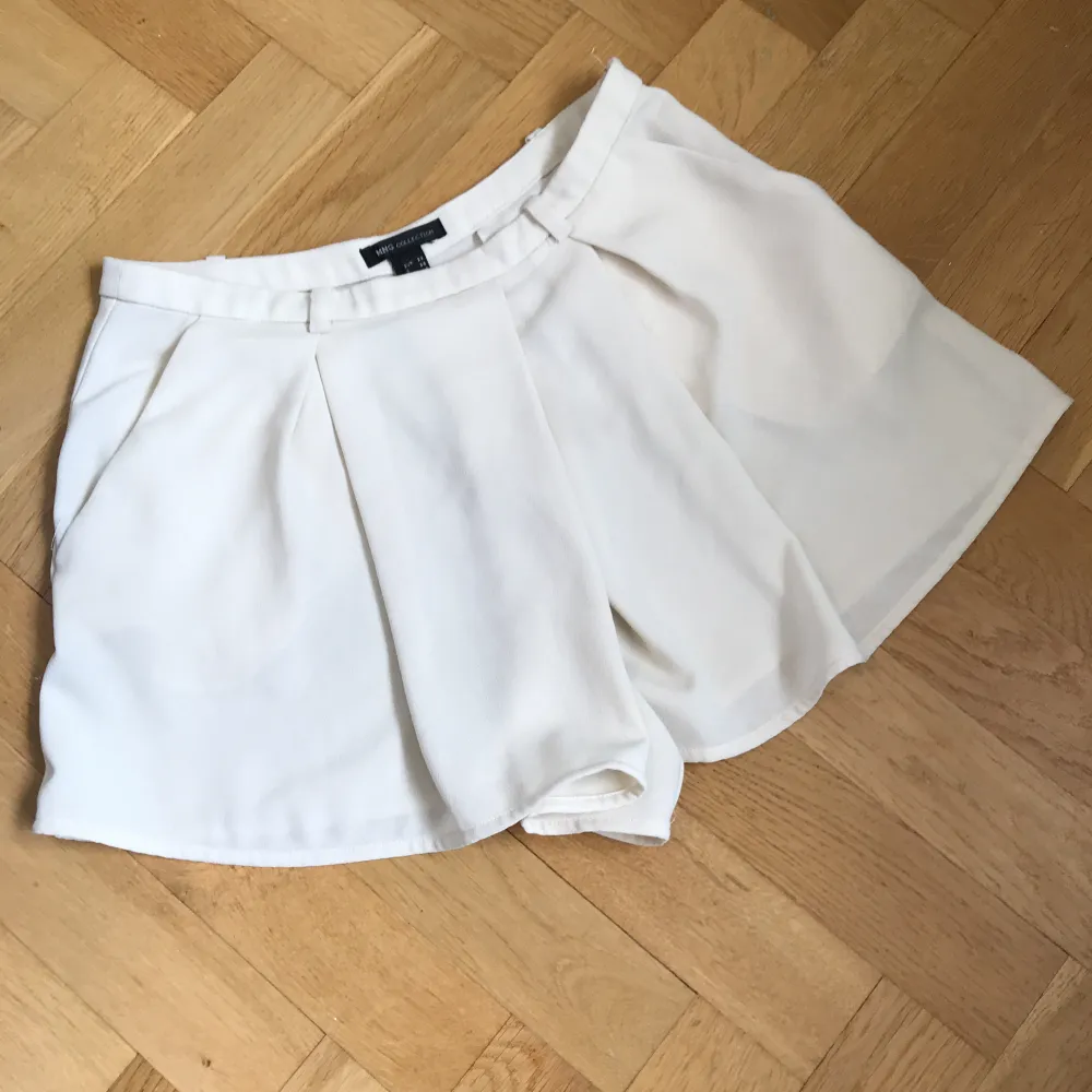 Shorts med ”omlottframsida” i benvit färg 🕊 sköna och smickrande . Shorts.