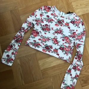  - Fin blommig magtröja från Bikbok. Kan mötas upp i Sthlm/Gullmarsplan