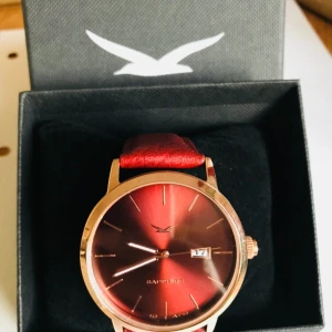  - NYTT!! Student Present Födelsedag en klockan med box    Säljer en klockan av märket GUL. Klockan Nypris 1800kr.   Accepterar avhämtning eller så skickas den med postnord eller schenker spårbar frakt. Read less