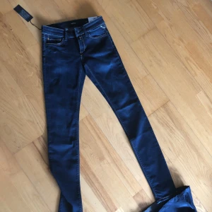  - Replay jeans helt nya å oanvända. Dessa är skinny modell och dom är stretch så dom formar sig bra efter kroppen och även dom som har platt rumpa får lite rumpa i replay jeans.