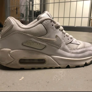  - Nike Air Max 90’s i storlek 38 men de har krympt lite så de passar kanon till en 37a också!  Frakt tillkommer :)