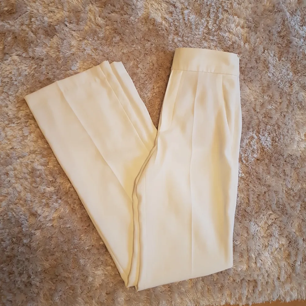 Vita kostymbyxor från Zara som passar 34/36🕊️ Långa ben. Oanvända med tags kvar. Frakt 54kr💌. Jeans & Byxor.