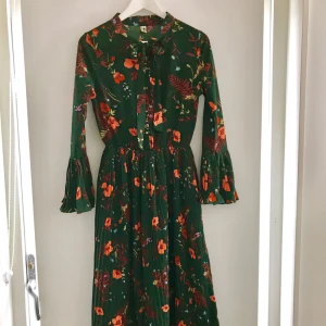  - Mönstrad grön klänning, storlek S.   (Oanvänd) Säljer på grund av fel bestälda storlek.   (Köpare står för frakten)