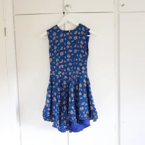  - Blommig klänning använd en gång med fin passform och dragkedja baktill