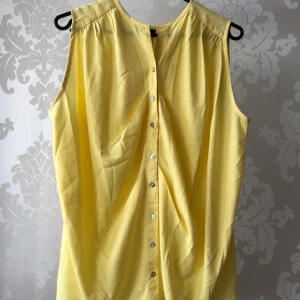  - Gul blus. Bra skick.