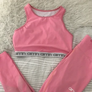 - Ett oanvänt set från AIMN, toppen är i S och Tightsen i XS. Frakt står köparen för! 