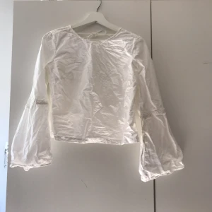  - Oanvänd topp från nakd, säljer pga för liten. V ringad rygg. Bra skick förutom på bilden då ja ej har strukit toppen. Köparen står för frakt, endast swish:)
