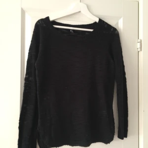  - Stickad tunn tröja