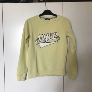  - Nästan aldrig använd! För liten för mig! Ljusgul collage tröja👌🏼👌🏼🤩❤️