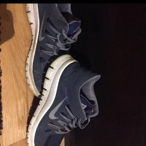  - Mörkblå Nike free run skor med gråa detaljer i storlek 42. Knappt använda, dammiga men går att tvätta