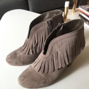  - Ankelboots i grå mocka med fransar, använda men fortfarande bra skick!
