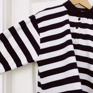  - Sailor-inspirerad croptop med marinblåa och vita ränder. Köparen står för frakt. ❤️15% av alla köp går till välgörenhet❤️ Säljs pga brist på plats i garderob.