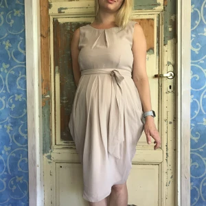  - Oanvänd gravidklänning från Asos. Tunnt skirt material som är härligt i sommarvärmen. Swish eller kontant. Kan mötas upp i Sollentuna eller Stockholm. Kan skicka till fraktkostnad.