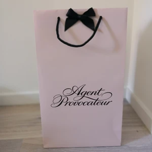  - 60x30x10 kanske . Världens mest lyxiga underkläder. Finns ej i Sverige langre. Påsen är ny. 